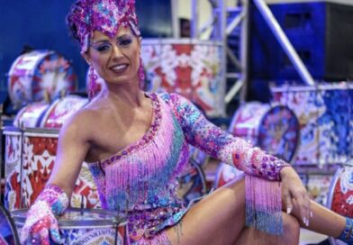Tatiana Breia incorpora “Festa na Galáxia” em noite de samba na União da Ilha