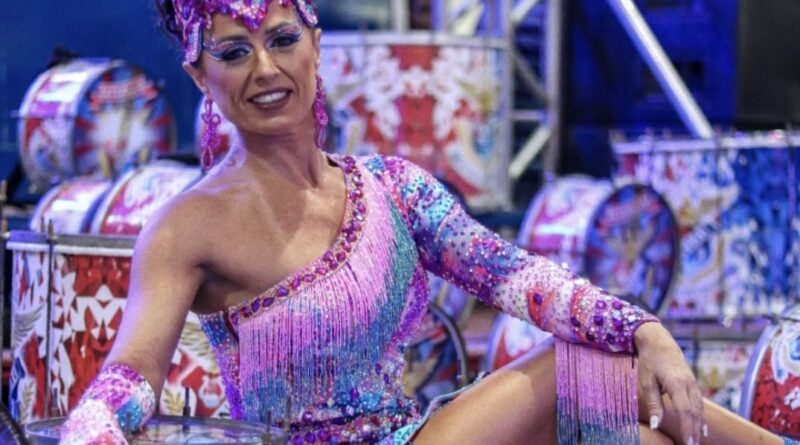Tatiana Breia incorpora “Festa na Galáxia” em noite de samba na União da Ilha