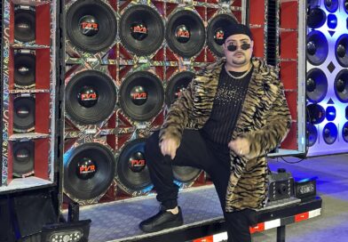 Rodrigo Para-Assú veste o personagem e brilha no tamborzão da Unidos da Ponte