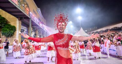 Muso Renny Delmondes celebra chegada na Unidos de Bangu em evento na Cidade do Samba
