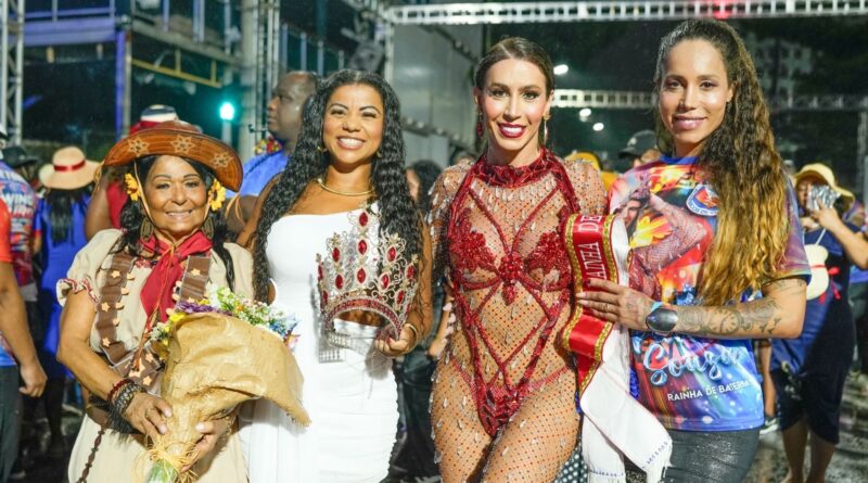 Patrícia Souza é coroada rainha de bateria da Vigário Geral na Sapucaí