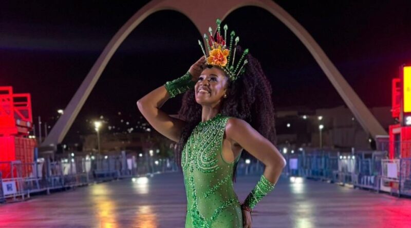 Andressa Fonseca faz sua estreia como Princesa do Império Serrano na Marquês de Sapucaí