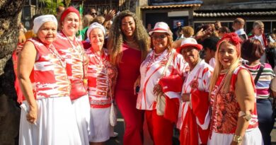 Fé e Samba: Musa da Estácio de Sá, Angel Vilas-Bôas, representa a escola em homenagem a Nossa Senhora de Nazaré