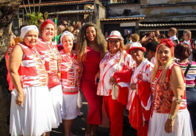 Fé e Samba: Musa da Estácio de Sá, Angel Vilas-Bôas, representa a escola em homenagem a Nossa Senhora de Nazaré