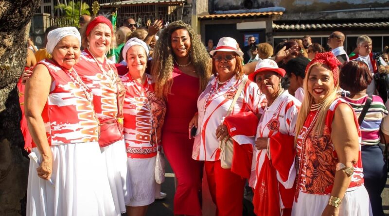 Fé e Samba: Musa da Estácio de Sá, Angel Vilas-Bôas, representa a escola em homenagem a Nossa Senhora de Nazaré