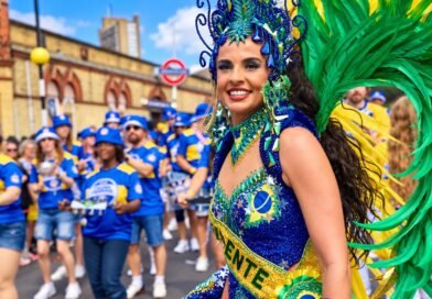 Presidente Liani Devito celebra bicampeonato do Império da Rainha no Carnaval de Londres