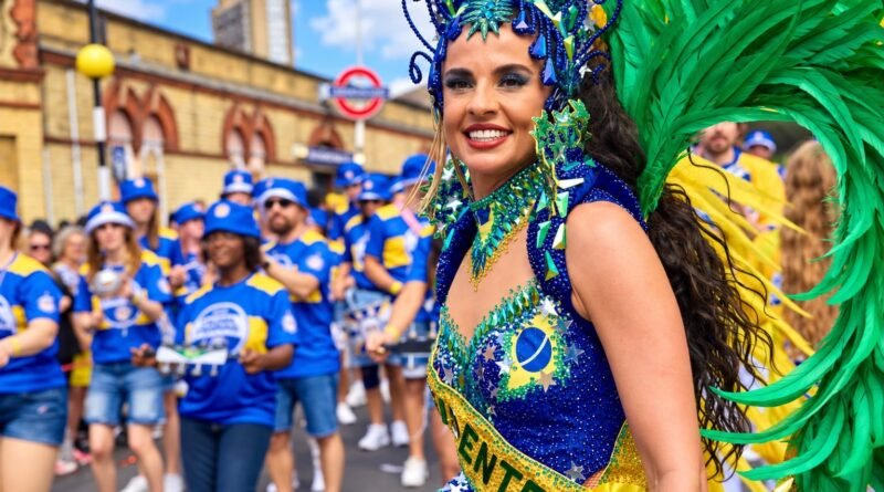 Presidente Liani Devito celebra bicampeonato do Império da Rainha no Carnaval de Londres