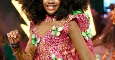 Musa Lua Miranda encanta na abertura da final de samba da Mangueira como Oyá criança